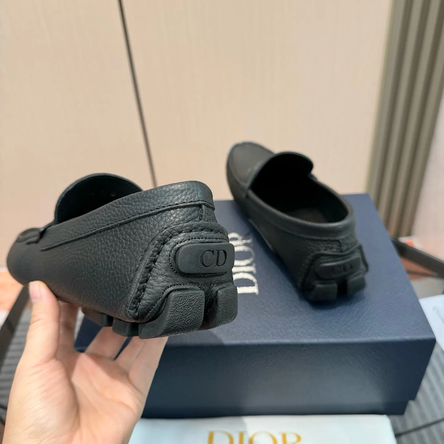 Men's shoes: 580💰 (Niu Li) (Dior Doudou shoes) Exclusive new model Official website new model The upper is made of high-quality imported calf, the color is delicate, and the luxurious texture flows. Tailor-made for exquisite men, creating a noble aura. Delicate and smooth lines. Cowhide lining. Size: 38-44, 45 customized. Outdoor driving shoes for experienced drivers🚗